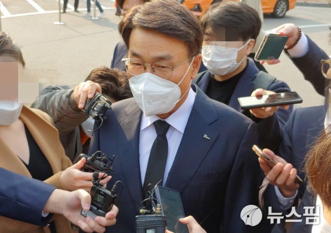 [서울=뉴스핌] 심지혜 기자 =최정우 포스코 회장이 27일 삼성서울병원에 마련된 고 이건희 삼성 회장의 빈소를 찾았다.  2020.10.27 sjh@newspim.com