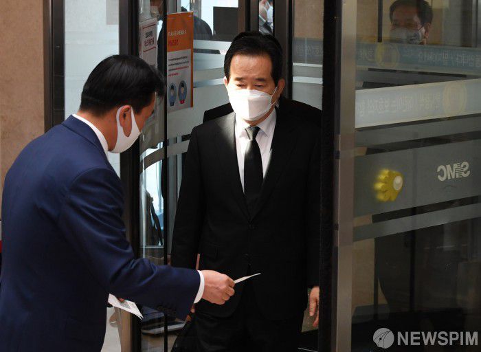 [서울=뉴스핌] 사진공동취재단 = 정세균 국무총리가 26일 오후 고(故) 이건희 삼성그룹 회장 빈소가 마련된 서울 강남구 삼성서울병원 장례식장에 들어서고 있다. 2020.10.26 photo@newspim.com