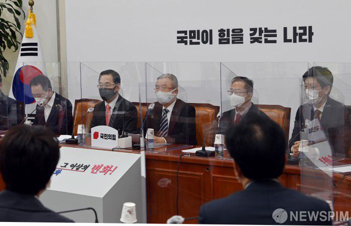 [서울=뉴스핌] 최상수 기자 = 지난 26일 국회에서 열린 국민의힘 비상대책위원회에서 김종인 비대위원장이 모두 발언을 하고 있다. 2020.10.26 kilroy023@newspim.com