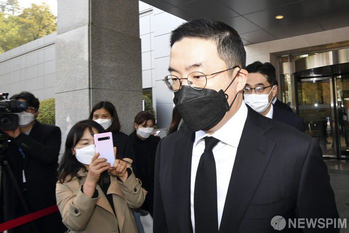 [서울=뉴스핌] 사진공동취재단 = 구광모 LG그룹 회장이 27일 서울 강남구 삼성서울병원 장례식장에 마련된 고(故) 이건희 삼성그룹 회장의 빈소에서 조문을 마치고 떠나고 있다. 2020.10.27 photo@newspim.com