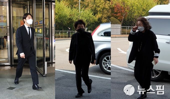 [서울=뉴스핌] 김선엽 기자 =  고(故) 이건희 삼성전자 회장의 빈소가 마련된 서울 강남구 일원동 삼성서울병원에 장례 사흘째인 27일 예술계 인사들의 조문 행렬이 이어졌다. 사진 왼쪽부터 피아니스트 조성진, 바이올리니스트 정경화, 배우 윤여정 2020.10.27 sunup@newspim.com