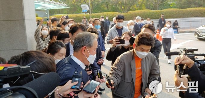 [서울=뉴스핌] 나은경 기자 = 27일 고(故) 이건희 삼성전자 회장의 빈소를 찾은 허창수 전경련 회장. 2020.10.27 nanana@newspim.com