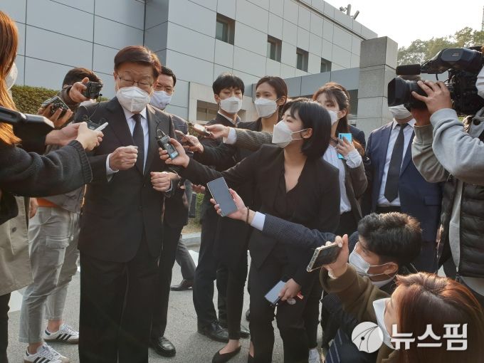 [서울=뉴스핌] 나은경 기자 = 27일 고(故) 이건희 삼성전자 회장의 빈소를 찾은 김영주 무역협회장 2020.10.27 nanana@newspim.com