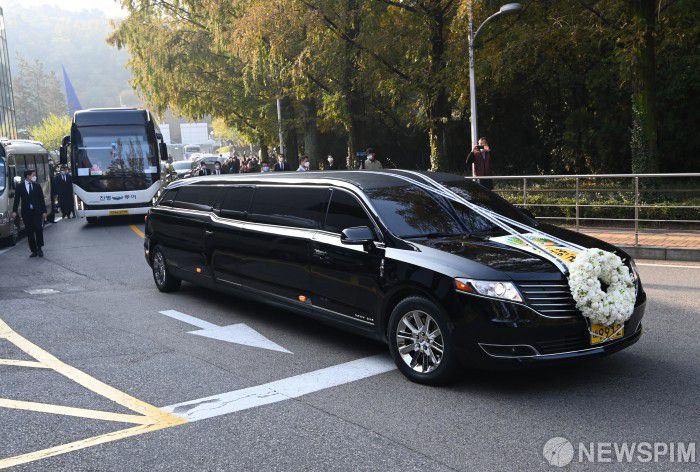 [서울=뉴스핌] 사진공동취재단 = 고(故) 이건희 삼성그룹 회장의 영결식이 28일 오전 서울 강남구 삼성서울병원 암병원 강당에서 마친 뒤 운구차가 장례식장을 빠져나오고 있다. 2020.10.28 photo@newspim.com