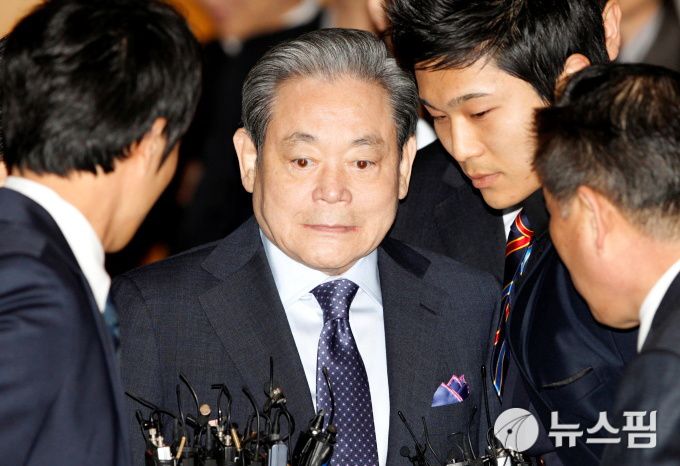 [서울 로이터=뉴스핌] 이영기 기자=지난 2011년 3월 10일 당시 이건희 삼성그룹 회장이 전경련 이사회에 참석하고 있다.   2020.10.25 007@newspim.com