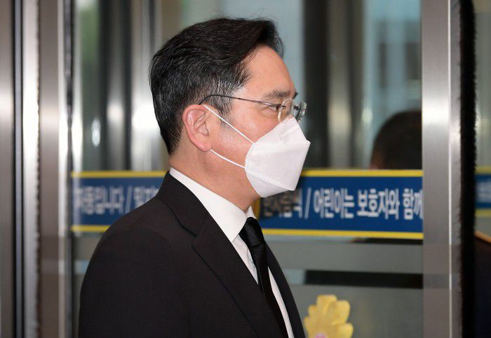 [서울=뉴스핌] 백인혁 기자 = 이재용 삼성전자 부회장이 25일 오후 서울 강남구 삼성서울병원 장례식장에 마련된 고(故) 이건희 삼성그룹 회장의 빈소로 이동하고 있다. 2020.10.25 dlsgur9757@newspim.com