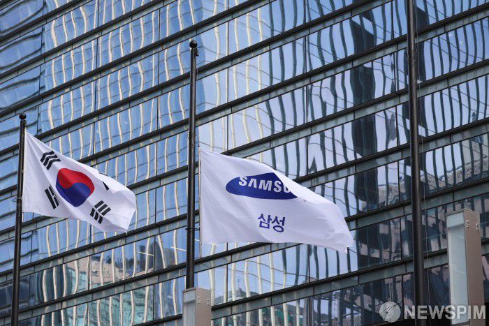 [서울=뉴스핌] 사진공동취재단 = 고(故) 이건희 삼성그룹 회장의 발인이 진행된 28일 오전 서울 서초구 삼성전자 서초사옥에 조기가 걸려 있다. 2020.10.28 photo@newspim.com