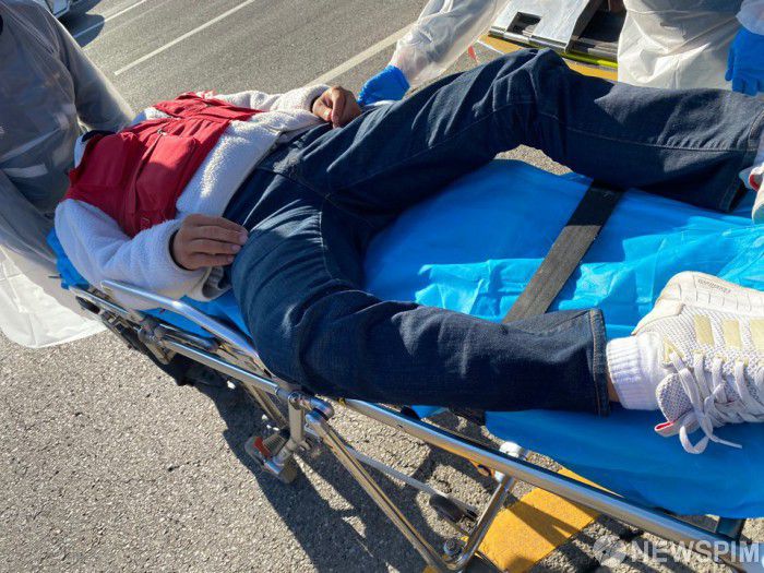 [서울=뉴스핌] 박이삼 이스타항공조종사노조 위원장이 29일 오전 서울 여의도 국회 앞에서 단식 진행 중 쓰러져 119를 통해 여의도 성모병원으로 이송되고 있다. [사진=이스타항공 조종사노동조합] 2020.10.29 photo@newspim.com