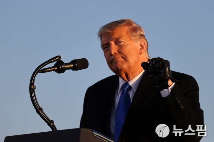 [위스콘신 로이터=뉴스핌] 박진숙 기자=도널드 트럼프 미국 대통령 27일(현지시간) 미국 위스콘신주 웨스트살렘 라크로스 스피드웨이에서 열린 유세 행사에서 연설하고 있다. 2020.10.28 justice@newspim.com