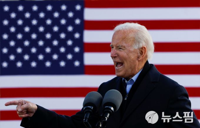 [드 모인 로이터=뉴스핌]김근철 기자=미국 민주당 대선후보 조 바이든 전 부통령이 30일(현지시간) 아이오와주 드 모인에서 유세 연설을 하고 있다.  2020.10.31 kckim100@newspim.com