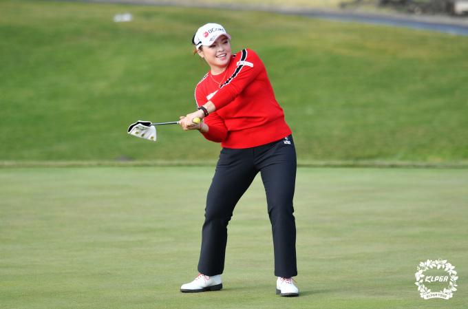 우승 확정후 야구 세리머니하는 장하나. [사진= KLPGA]