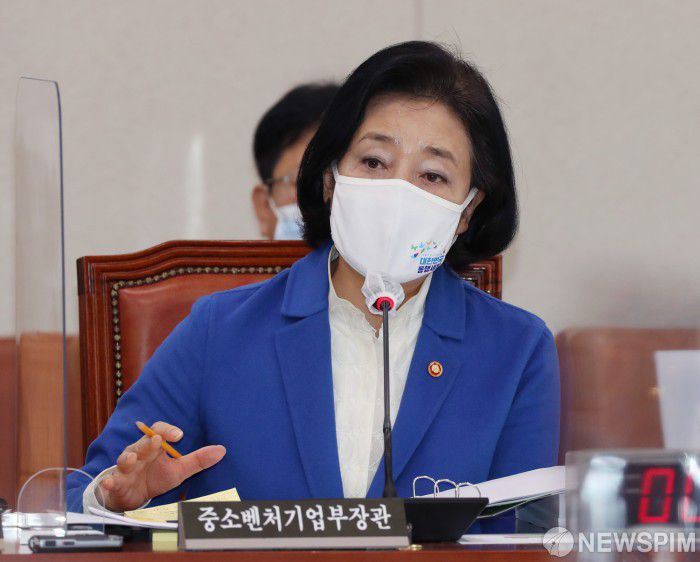 [서울=뉴스핌] 최상수 기자 = 박영선 중소벤처기업부 장관이 29일 서울 여의도 국회에서 열린 산업통상자원중소벤처기업위원회 전체회의에 출석, 의원 질의에 답변하고 있다. 2020.10.29 kilroy023@newspim.com