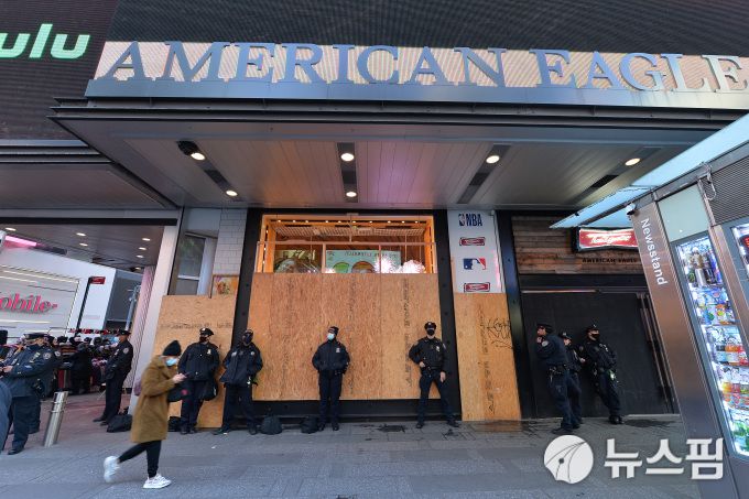 [뉴욕 로이터=뉴스핌]김근철 기자=미국 대선을 하루 앞둔 2일(현지시간) 뉴욕 타임스퀘어 주변 상가에 소요 사태에 대비한 가리막들이 설치된 가운데 경찰들이 경비를 서고 있다. 2020.11.03 kckim100@newspim.com