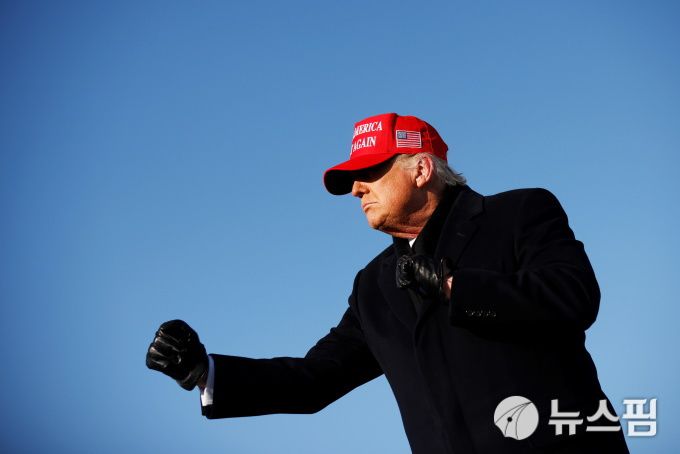 [더뷰크 로이터=뉴스핌] 최원진 기자= 미국 아이오와주 더뷰크에서 유세하는 도널드 트럼프 대통령. 2020.11.01