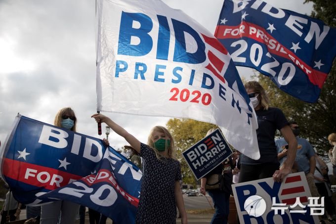 [신시내티 로이터=뉴스핌] 최원진 기자= 미국 오하이오주의 조 바이든 민주당 대선 후보 지지자들이 선거 행사장 밖에 모였다. 2020.10.12