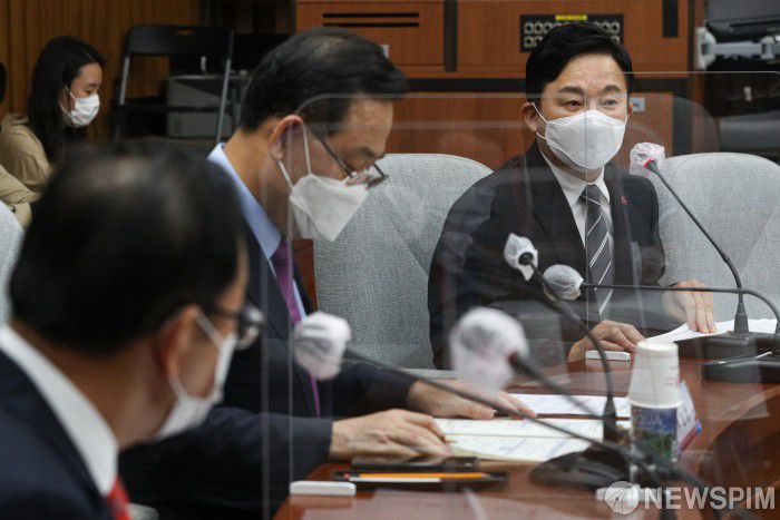 [서울=뉴스핌] 최상수 기자 = 원희룡 제주도지사가 지난 2일 서울 여의도 국회에서 열린 국민의힘-제주 예산정책협의회에서 모두발언을 하고 있다. 2020.11.02 kilroy023@newspim.com