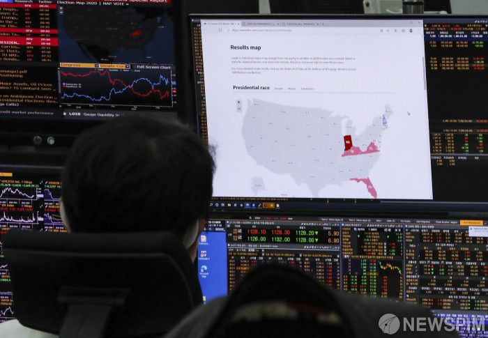 [서울=뉴스핌] 이한결 기자 = 미국 대통령 선거가 시작된 4일 오전 코스피 지수가 전 거래일 대비 18.01포인트(0.77%) 오른 2,361.32에 개장했다. 코스닥 지수는 7.58포인트(0.93%) 오른 826.04에 장을 시작했고 달러/원 환율은 5.8원 내린 1,128.3원에 출발했다. 이날 서울 중구 하나은행 딜링룸에서 딜러들이 미국 대선 개표 상황을 지켜보며 업무를 하고 있다. 2020.11.04 alwaysame@newspim.com