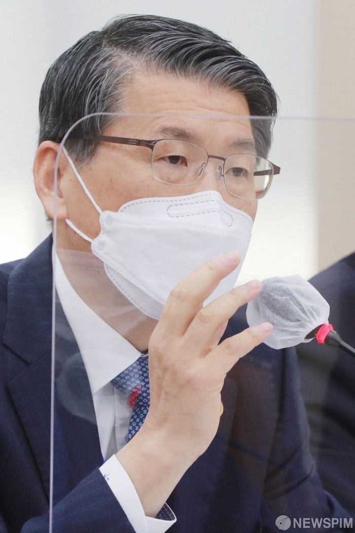 [서울=뉴스핌] 이형석 기자 = 은성수 금융위원장이 4일 오전 서울 여의도 국회에서 열린 정무위원회 전체회의에서 질의에 답하고 있다. 2020.11.04 leehs@newspim.com