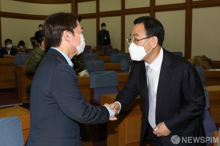 [서울=뉴스핌] 이형석 기자 = 주호영 국민의힘 원내대표(왼쪽)와 안철수 국민의당 대표가 지난 4일 국회 의원회관에서 최연숙·서정숙 의원실 주최로 열린 "코로나19 경험과 극복" 정책토론회에서 인사하고 있다. 2020.11.04 leehs@newspim.com