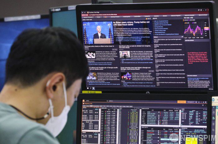 [서울=뉴스핌] 이한결 기자 = 미국 대통령 선거가 진행되고 있는 6일 오전 코스피 지수가 전 거래일 대비 8.00포인트(0.33%) 오른 2,421.79에 개장했다. 코스닥 지수는 4.38포인트(0.52%) 오른 849.18에 장을 시작했고 달러/원 환율은 4.2원 내린 1,124.0원에 출발했다. 이날 서울 중구 하나은행 딜링룸에서 딜러들이 미국 대선 개표 상황 및 트럼프 대통령의 백악관 성명을 지켜보며 업무를 하고 있다. 2020.11.06 alwaysame@newspim.com