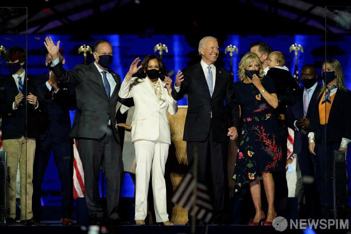 [델라웨어 로이터=뉴스핌] 김사헌 기자= 미국 현지 언론들이 2020년 미국 대통령 선거에서 조 바이든 미국 민주당 대통령 후보가 도널드 트럼프 현 대통령을 꺾고 승리했다고 발표한 직후 바이든과 그의 아내 질 그리고 부통령 후보 카멀라 해리스와 그의 남편 더그가 가족들과 연단에서 승리를 축하하고 있다. 2020.11.07 herra79@newspim.com