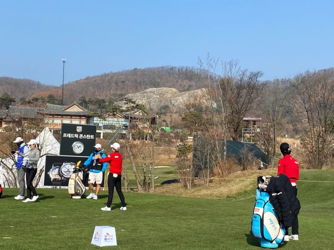 [춘천=뉴스핌] 김용석 기자 = 김효주, 안나린, 안송이 등이 라비에벨 컨트리클럽 올드코스에서 티샷하고 있다. 2020.11.13 fineview@newspim.com