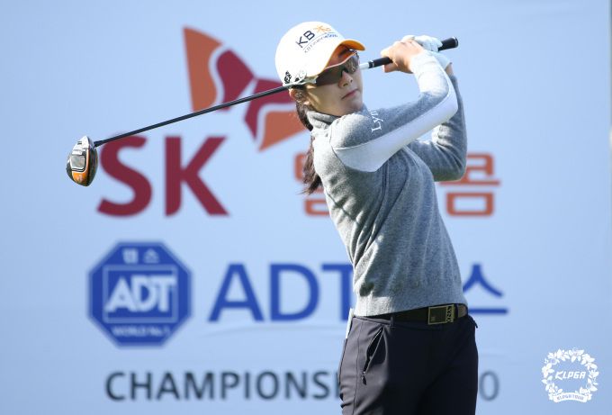 홀인원의 기쁨과 함께 공동선두를 차지한 안송이. [사진= KLPGA]
