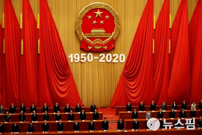 [베이징 로이터=뉴스핌] 이홍규 기자 = 시진핑 중국 국가주석과 리커창 총리가 베이징 인민대회당에서 열린 항미원조(抗美援朝·미국에 맞서 북한을 도움) 70주년 기념행사에 참석했다. 항미원조는 중국 정부가 6·25전쟁을 일컫는 명칭이다. 2020.10.23 bernard0202@newspim.com