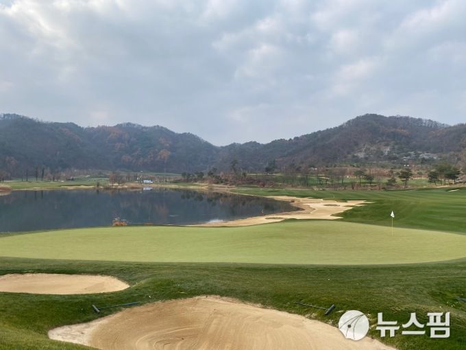[춘천=뉴스핌] 김용석 기자 = 강원도 춘천에 위치한 라비에벨 컨트리클럽 올드코스 전경. 2020.11.13 fineview@newspim.com