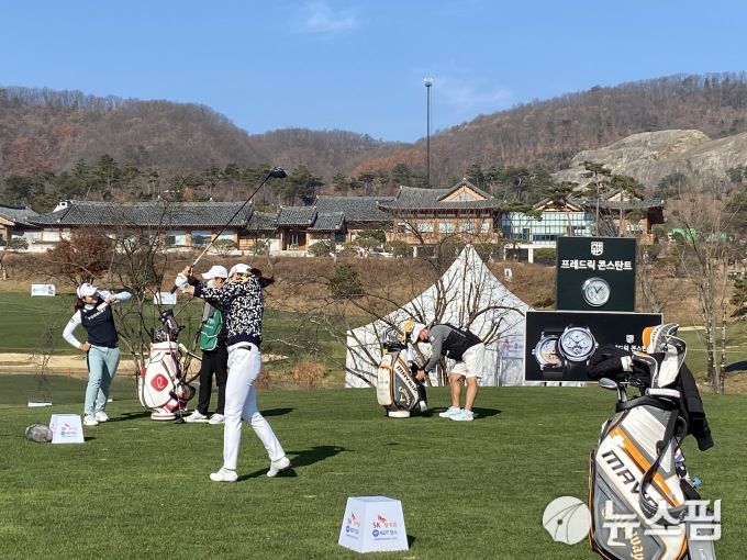 [춘천=뉴스핌] 김용석 기자 = '마지막 조'의 최혜진(맨 왼쪽), 안송이, 김우정이 오전11시10분 티샷을 앞두고 몸을 푸는 모습. 2020.11.14 fineview@newspim.com