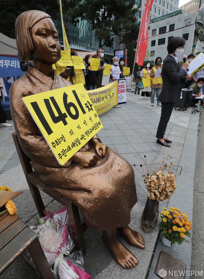[서울=뉴스핌] 백인혁 기자 = 이나영 정의기억연대 이사장이 14일 오후 서울 종로구 옛 일본대사관 인근 소녀상에서 열린 제1461차 일본군성노예제 문제해결을 위한 정기수요시위 기자회견에서 경과보고를 하고 있다. 2020.10.14 dlsgur9757@newspim.com