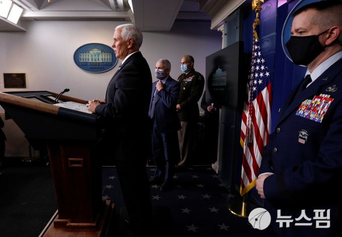 [워싱턴 로이터=뉴스핌] 최원진 기자= 미국 백악관 코로나19(COVID-19) 대응 태스크포스(TF)를 이끄는 마이크 펜스 부통령이 브래디 언론 브리핑실에서 발언하고 있다. 그의 옆에는 앤서니 파우치 미 국립알레르기·전염병연구소(NIAID) 소장이 서있다. 2020.11.19