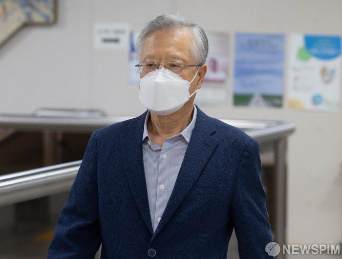 [서울=뉴스핌] 윤창빈 기자 = '채용비리' 혐의를 받는 이석채 전 KT 회장이 9월 11일 오후 서울 서초구 서울고등법원에서 열린 항소심 공판에 출석하고 있다. 2020.09.11 pangbin@newspim.com