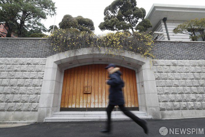 [서울=뉴스핌] 김학선 기자 = 23년 만에 다시 5.18 피고인 신분으로 법정에 서는 전두환 전 대통령의 재판을 하루 앞둔 10일 오전 서울 서대문구 연희동 전두환 전 대통령 자택에 적막감이 흐르고 있다. 2019.03.10 yooksa@newspim.com