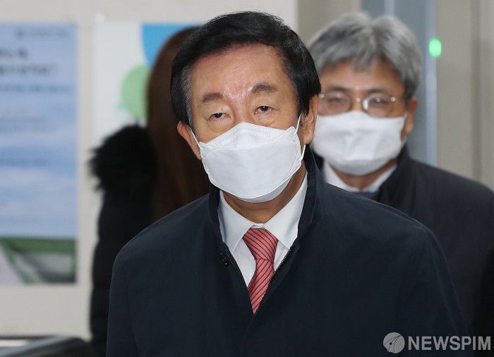 [서울=뉴스핌] 정일구 기자 = 자신의 딸을 KT에 부정 채용하도록 청탁한 혐의를 받는 김성태 전 자유한국당(현 국민의힘) 의원이 20일 오후 서울 서초구 서울고등법원에서 열린 항소심 선고 공판에 출석하고 있다. 2020.11.20 mironj19@newspim.com