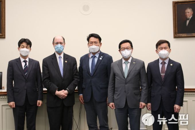 [사진=더불어민주당 제공] 송영길 국회 외교통일위원장이 김한정 더불어민주당 의원, 윤건영 의원, 최광철 미주민주참여포럼(KAPAC) 대표와 함께 브래드 셔먼 미 하원의원과 지난 16일(현지시간) 미 워싱턴DC 레이번 빌딩에서 면담 자리를 가졌다. 미 하원 외교위원회 아태소위 위원장을 지낸 셔먼 민주당 의원은 차기 외교위원장으로 유력한 인물로 꼽힌다.