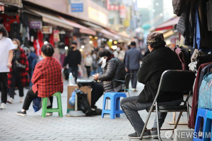 [서울=뉴스핌] 백인혁 기자 = 소상공인의 날인 5일 오후 서울 중구 남대문시장에서 한 상인이 손님을 기다리고 있다. 소상공인의 날은 소상공인에 대한 대중 의식을 제고하고 사회적·경제적 지위 향상을 위한 기념일이다. 그러나 최근 신종 코로나바이러스 감염증(코로나19) 사태 장기화로 인해 소상공인들의 매출 상황이 지속해서 악화되고 있어 폐업률이 늘어나고 있는 실정이다. 2020.11.05 dlsgur9757@newspim.com