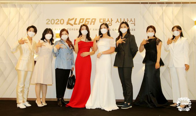 안나린, 김지현2, 장하나, 안송이, 박현경, 김민선5, 최혜진, 김지영2가 시상식 포토존에서 포즈를 취했다. [사진= KLPGA]