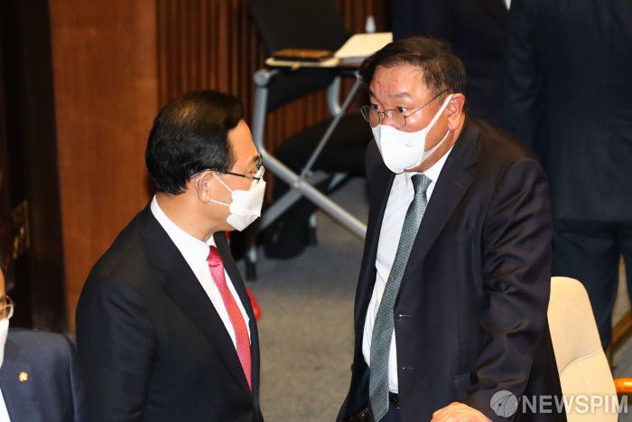 [서울=뉴스핌] 최상수 기자 = 김태년 더불어민주당 원내대표와(오른쪽)와 주호영 국민의힘 원내대표가 지난 19일 오후 국회에서 열린 제382회국회(정기회) 제12차 본회의에서 대화하고 있다. 2020.11.19 kilroy023@newspim.com