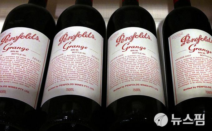 [시드니=로이터 뉴스핌] 박진숙 기자=호주 와인 제조업체인 펜폴드가 만들고 트레저리 와인 에스테이트가 소유하고 있는 펜폴즈 그란지 병이 시드니의 한 와인숍에 비치되어 있다. 2020.08.18 justice@newspim.com