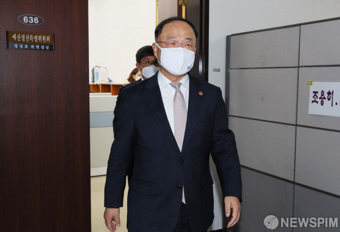 [서울=뉴스핌] 이형석 기자 = 홍남기 부총리 겸 기획재정부 장관이 지난 23일 국회 예산결산특별위원회 예산안등조정소위원회를 앞두고 정성호 예결위원장을 예방하고 나오고 있다. 2020.11.23 leehs@newspim.com