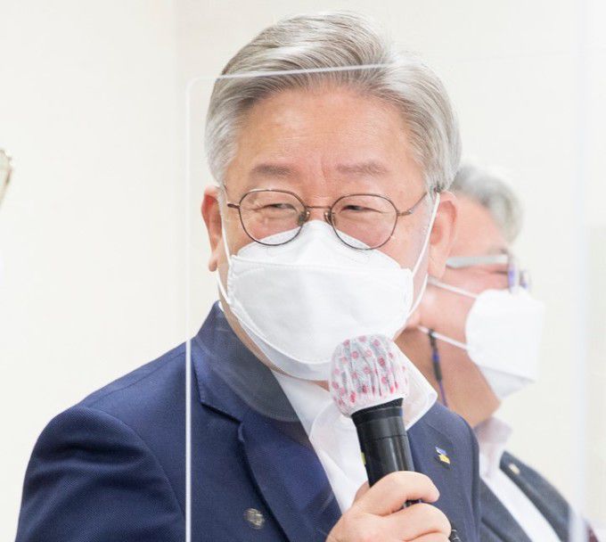 13일 오후 남양주 국민병원에서 이재명 경기도지사와 관계자들이 참석한 가운데 수술실 CCTV 지원 간담회 및 현판식을 가졌다. [사진=경기도]  2020.11.13 jungwoo@newspim.com