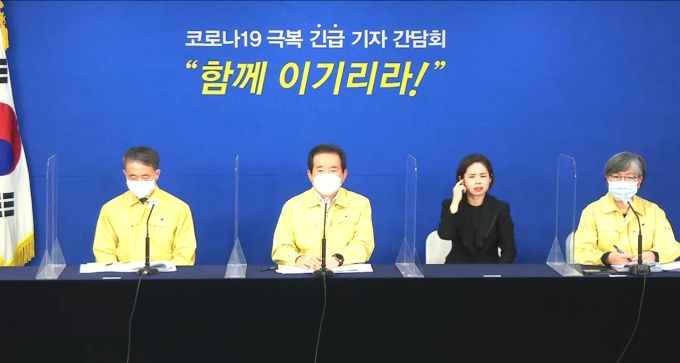 [세종=뉴스핌] 이동훈 기자 = 코로나극복기자간담회 모습. 왼쪽부터 박능후 복지부장관, 정세균 국무총리, 수어통역사, 정은경 질병관리청장 2020.11.29 donglee@newspim.com