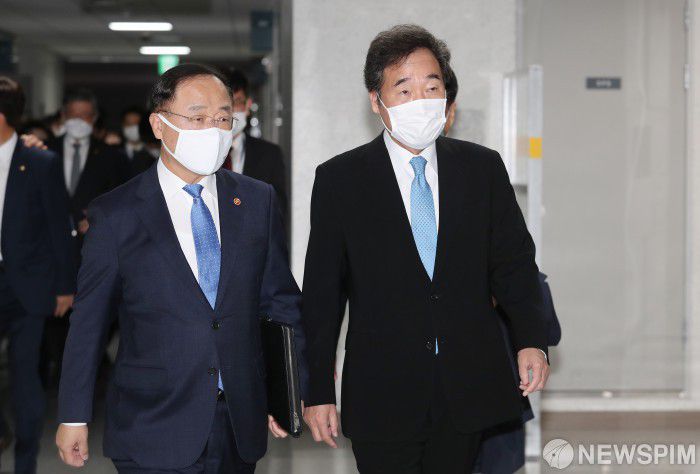 [서울=뉴스핌] 이형석 기자 = 이낙연 더불어민주당 대표와 홍남기 부총리 겸 기획재정부 장관이 지난 12일 오전 국회 의원회관에서 열린 필수노동자 보호 및 지원대책 당정청 협의회에 참석하고 있다. 2020.11.12 leehs@newspim.com