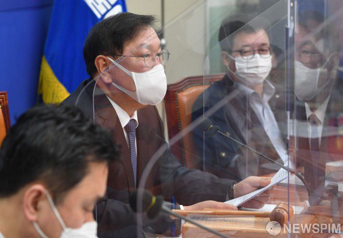 [서울=뉴스핌] 이한결 기자 = 김태년 더불어민주당 원내대표가 27일 오전 서울 여의도 국회에서 열린 최고위원회의에서 발언을 하고 있다. 2020.11.27 alwaysame@newspim.com