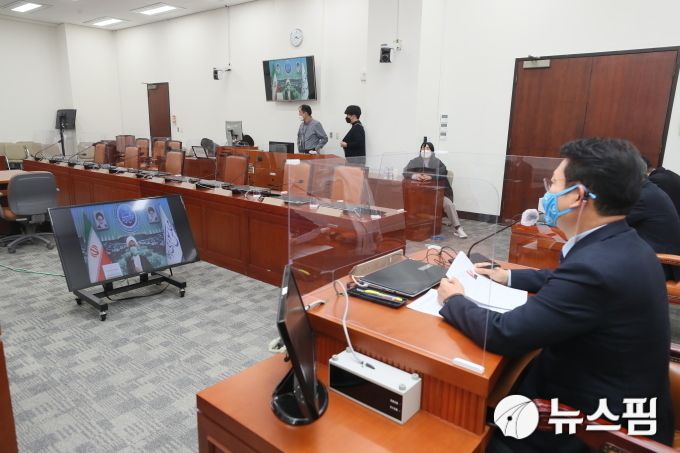 송영길 국회 외통위원장(더불어민주당 소속)이 30일 국회에서 모즈타바 졸누리 이란 국회 국가안보·외교정책위원장과 화상회담을 하고 있다. [사진=송영길 의원길 제공]