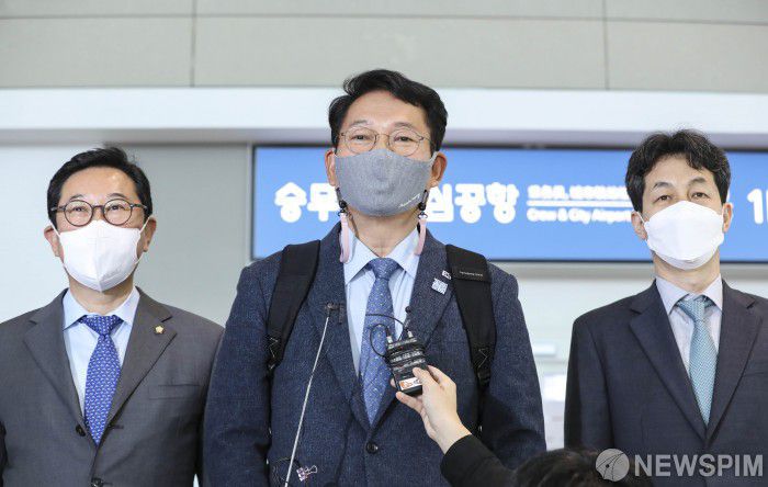 [영종도=뉴스핌] 이한결 기자 = 송영길 국회 외교통일위원장을 비롯한 더불어민주당 한반도TF 소속 의원들이 15일 오전 인천국제공항 제2터미널에서 워싱턴 DC로 출국하며 취재진의 질문에 답하고 있다. 민주당 한반도TF는 조 바이든 대통령 당선인 외교·안보 참모진과 의회 주요 인사들을 만나 한미 관계를 논의할 것으로 알려졌다. 왼쪽부터 김한정 의원, 송 의원, 윤건영 의원. 2020.11.15 alwaysame@newspim.com