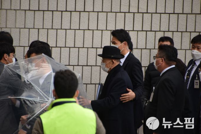 [광주=뉴스핌] 전경훈 기자 = 5·18 민주화운동 당시 헬기 사격을 목격했다고 증언한 고(故) 조비오 신부의 명예를 훼손한 혐의로 재판에 넘겨진 전두환이광주지법 법정으로 향하고 있다. 2020.11.30 kh10890@newspim.com