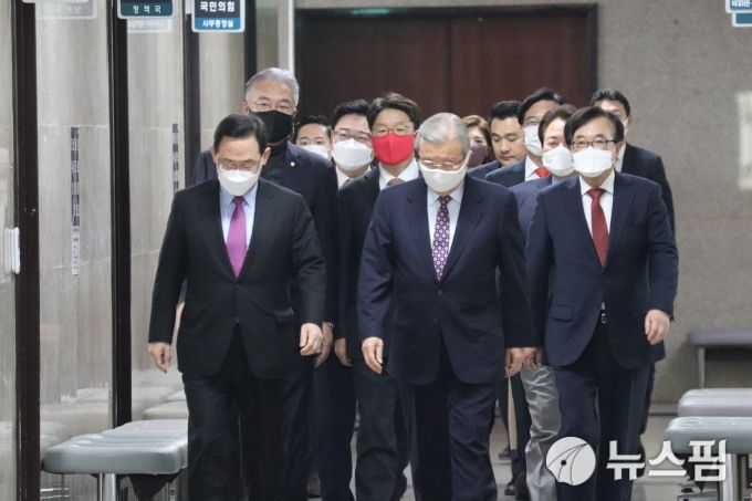 김종인 국민의힘 비상대책위원장과 서병수(오른쪽 앞) 의원이 2일 오전 국회에서 열린 국민의힘 중진의원 연석회의에 참석하기 위해 이동하고 있다. [사진=서병수 의원실]