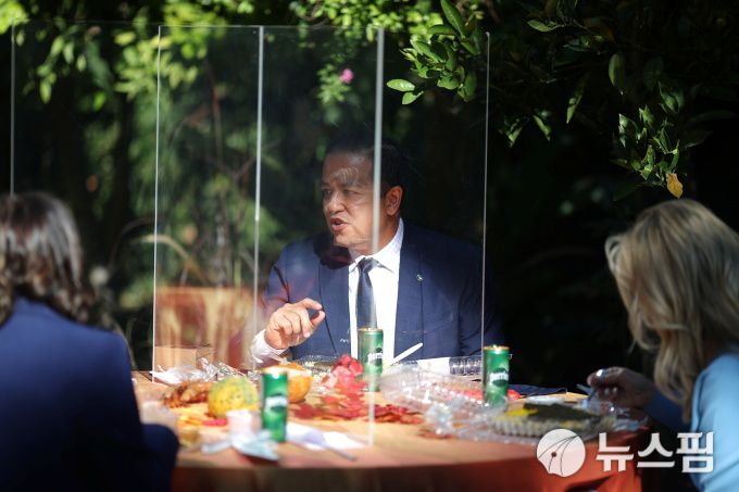 [로스앤젤레스 로이터=뉴스핌] 최원진 기자= 미국 캘리포니아주 로스앤젤레스에 위치한 학교에서 사람들이 투명 플라스틱 칸막이를 사이에 두고 식사하고 있다. 2020.11.17